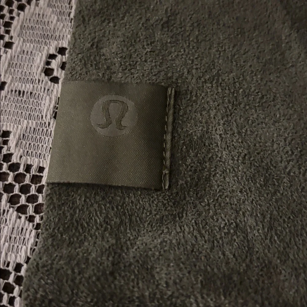 Lululemon 🆕 The (Small) Towel gray